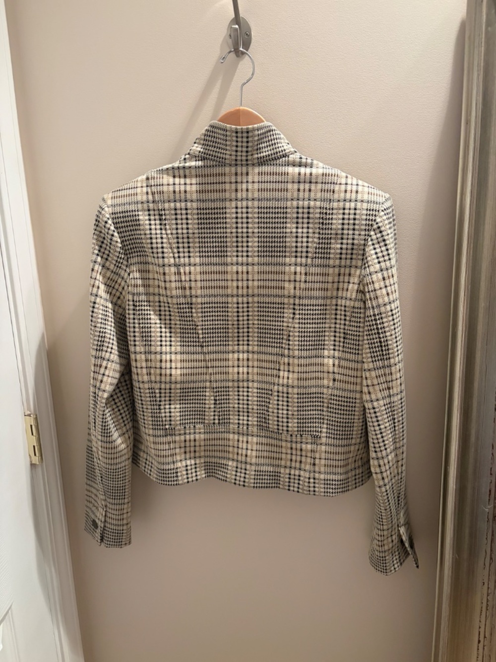 CAbi plaid, travel jacket with snap closure. - Picture 6 of 7